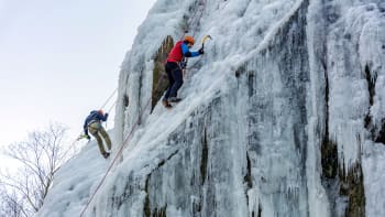 Kam na výlet, když mrzne: Vyzkoušejte si lezení po Ledové stěně Vír nad řekou Svratkou